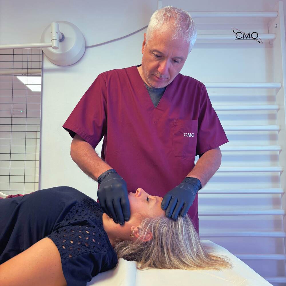 Il Fisioterapista e Osteopata al lavoro su una paziente.